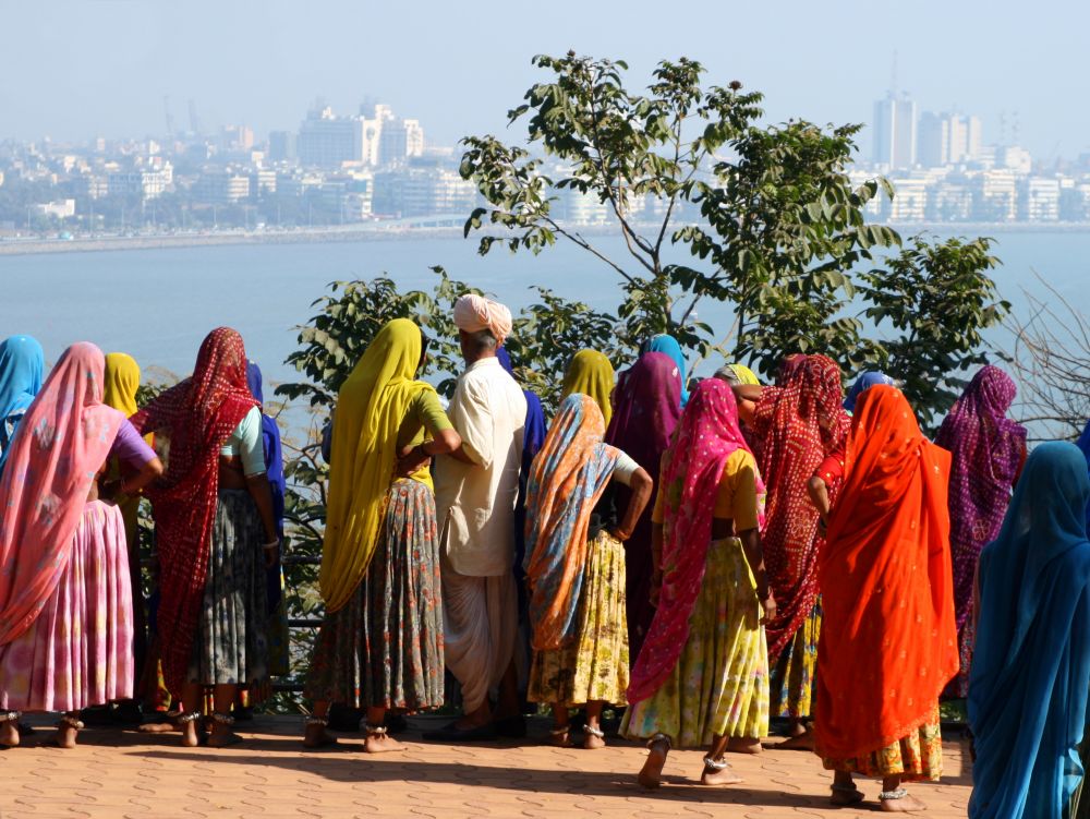 Groupe d'indiennes regardant l'horizon de Mumbai