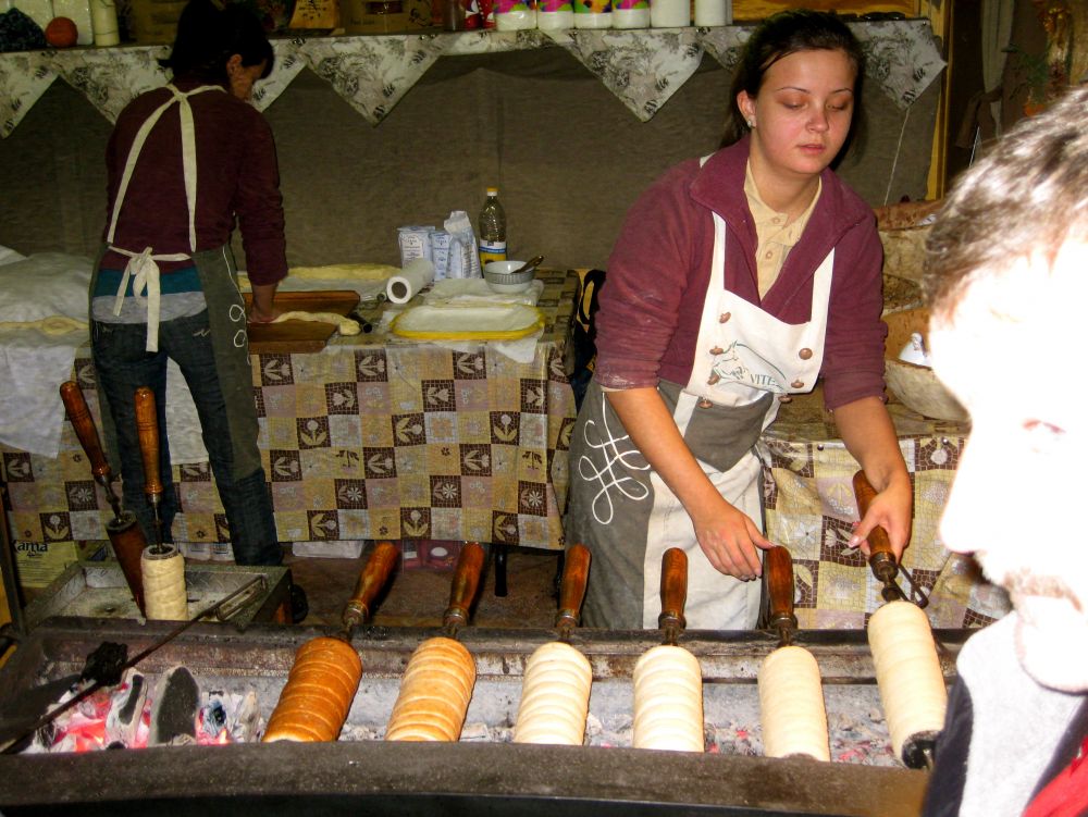 Fabrication des Kürtöskalacs au marché de Noël de Budapest