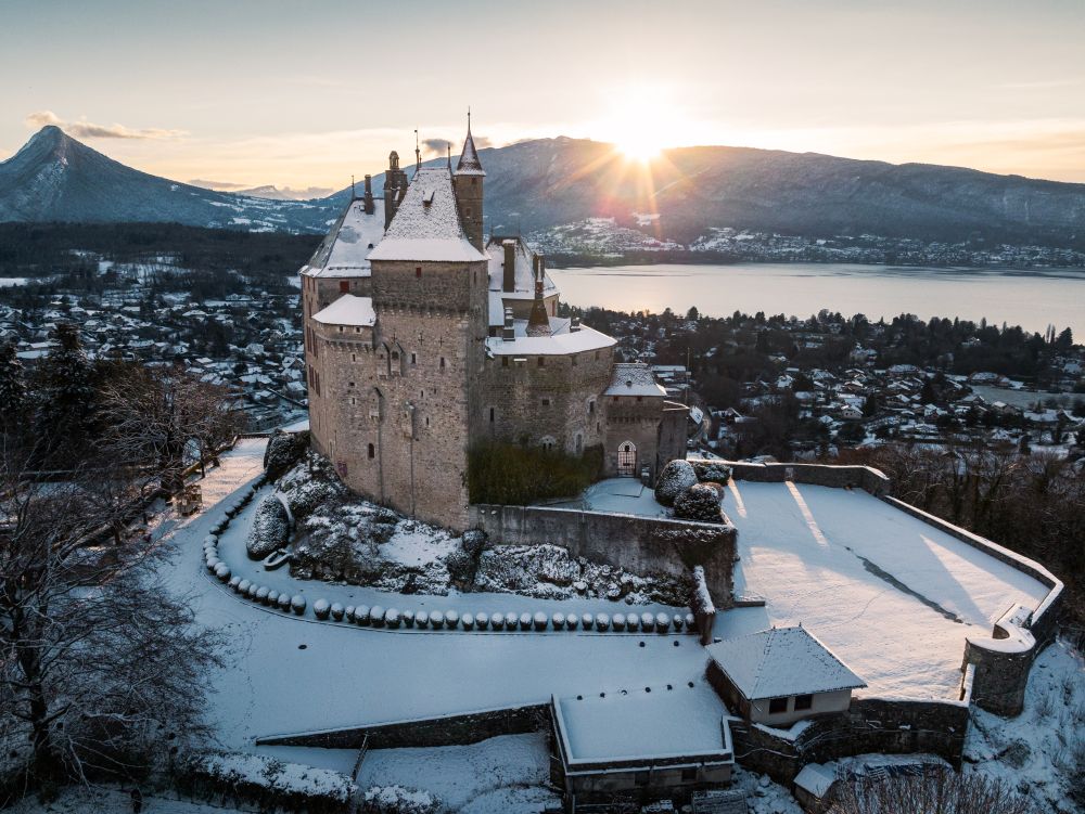 Vue aérienne du Château de Menthon-Saint-Bernard sous la neige