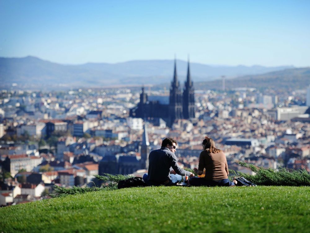 Clermont-Ferrand (63) - vue sur la ville depuis le parc Montjuzet