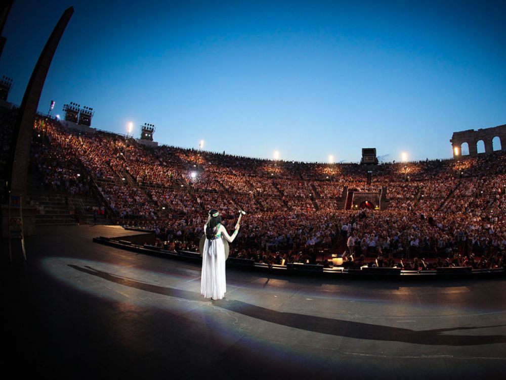 Spectacle à ciel ouvert dans l'amphithéâtre romain des arènes de Vérone