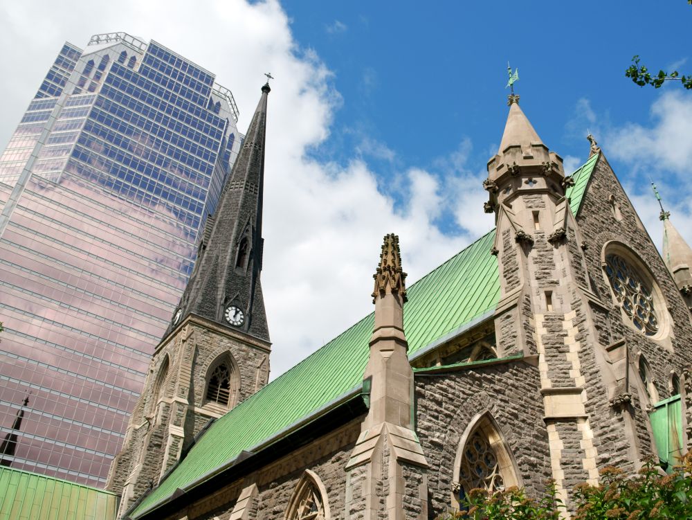 Montréal, église anglicane aux côtés d'un gratte ciel