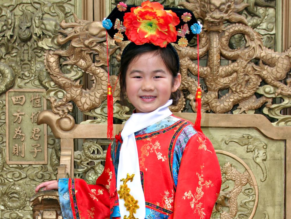 Petite fille en habit traditionnel