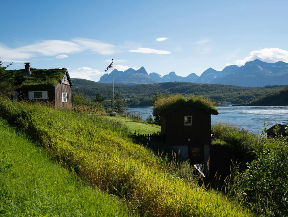 Fjord et habitat traditionnel