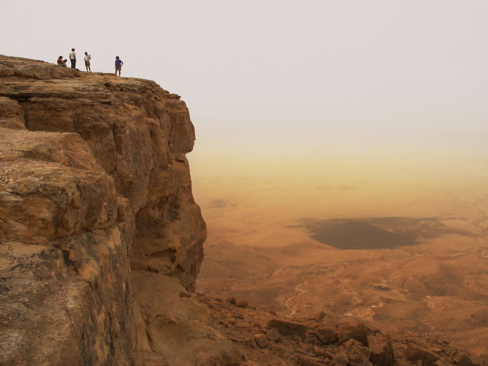 Falaise au-dessus du Cratère Ramon dans le Désert de Negev