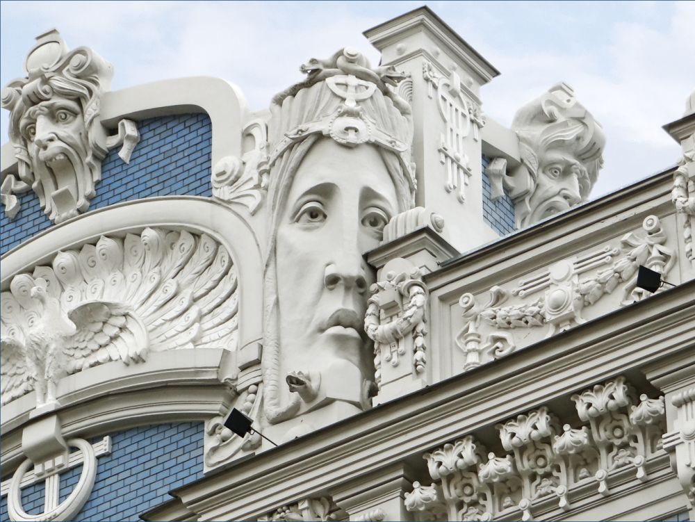 Partie supérieure de l'immeuble art nouveau (jugendstil) situé au n°10b de l'avenue Elizabeth (Elizabetes Iela) à Riga en Lettonie