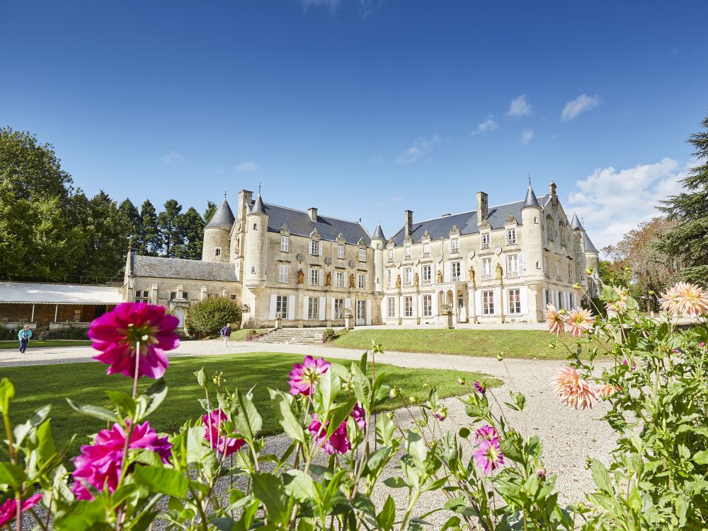 cour fleurie du château de Terre-Neuve