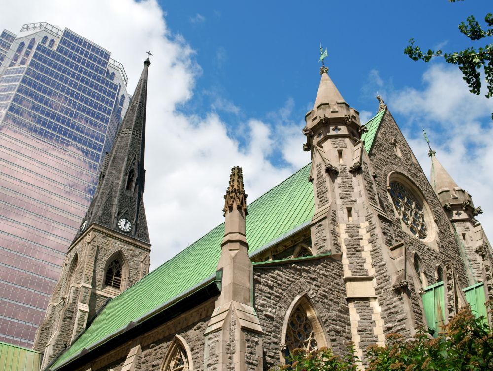 Montréal, église anglicane aux côtés d'un gratte ciel