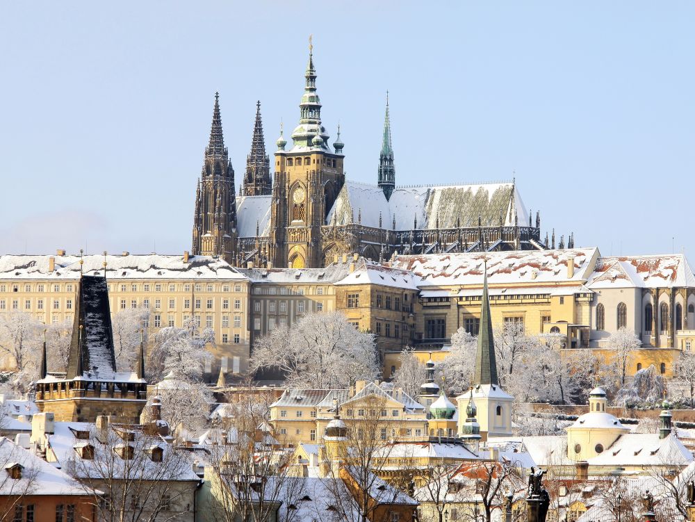 Prague enneigée et son château gothique