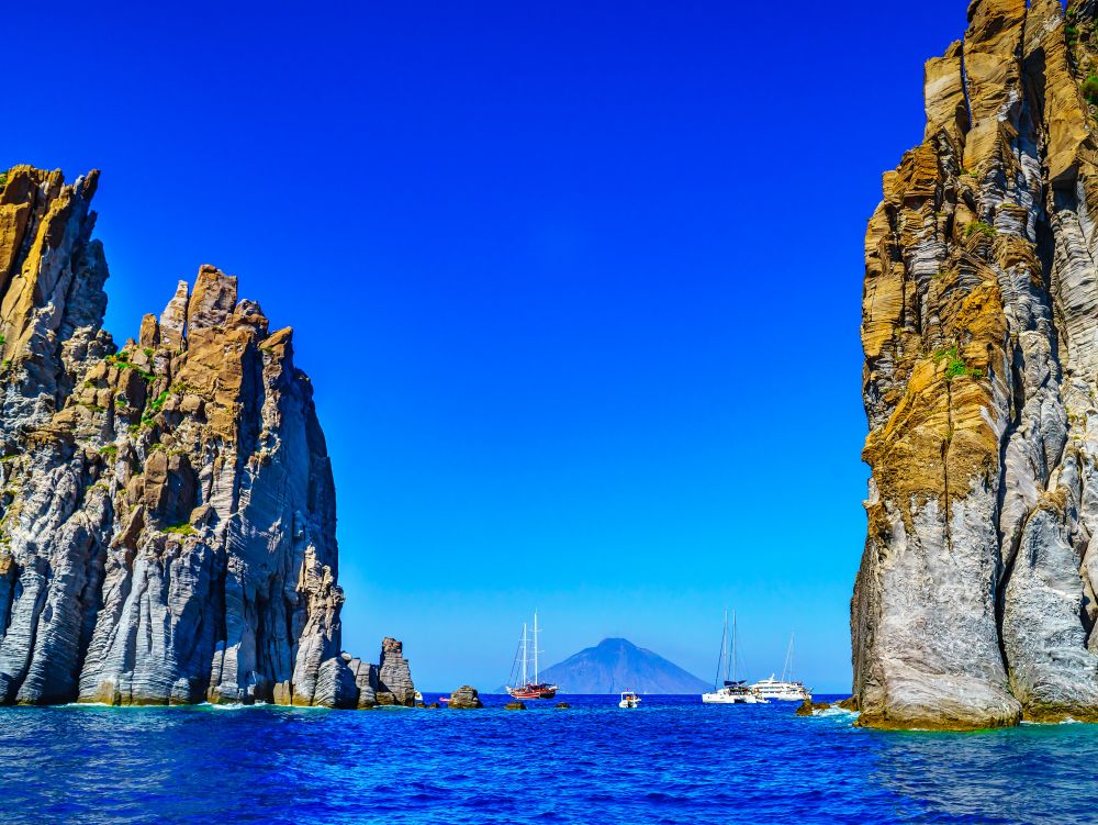 Îles Eoliennes, rochers encadrant le Stromboli