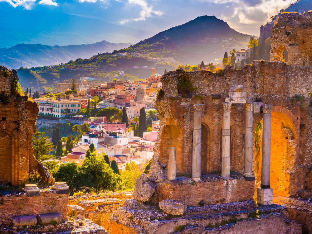 Ruines du théâtre de Taormina au couchant