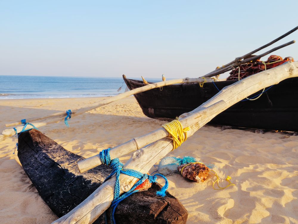 Vieux bateau et cannes à pêche sur le bord de la plage, Goa