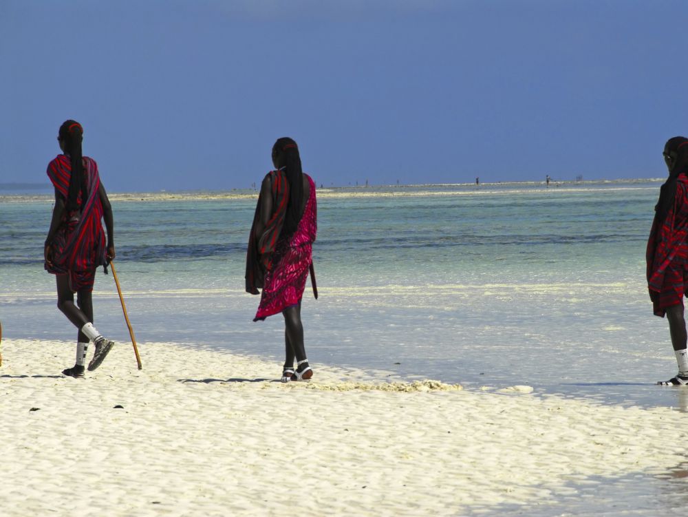 Maasaïs sur la plage à Zanzibar