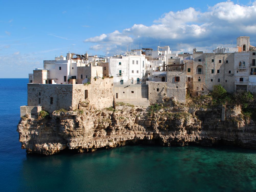 Village sur la falaise à Polignano a Mare, Bari, Apulia