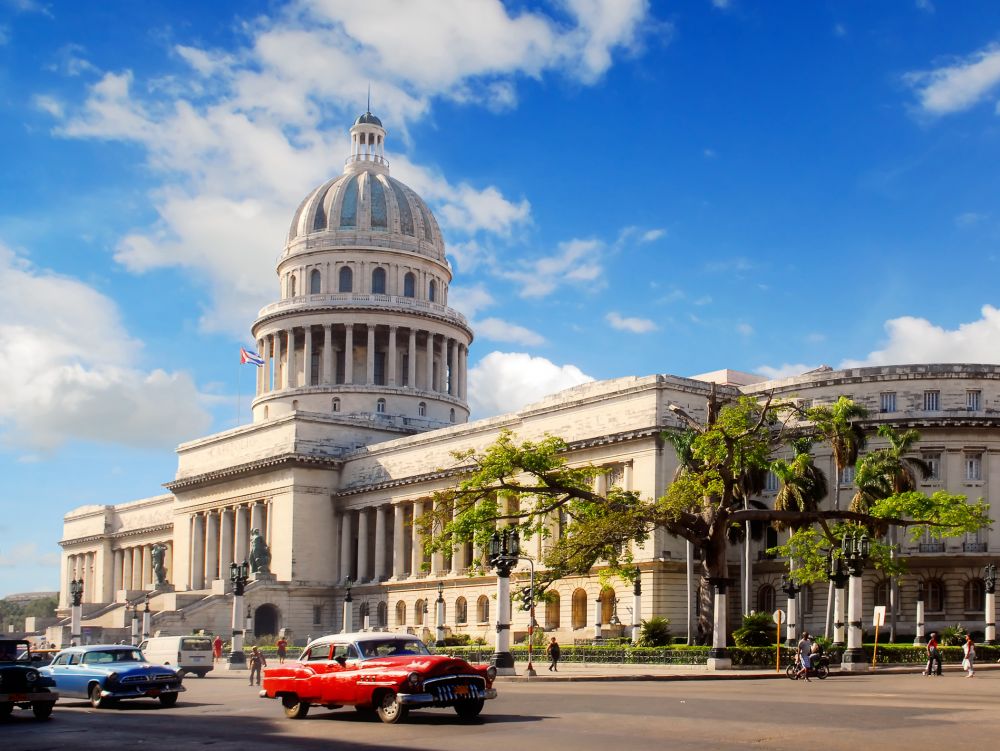 Capitolio à la Havane avec vieilles voitures américaines