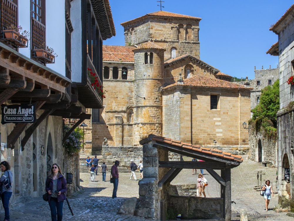 Cloître roman de l'église La Colegiata de Santa Juliana de Santillana del Mar, Cantabrie, Espagne